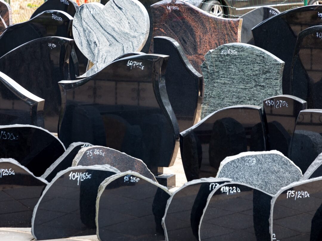 Marbrerie funéraire au Pays basque : choisir un monument funéraire avec soin
